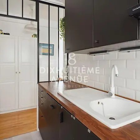 Modernite Et Confort A Montmartre Apartment